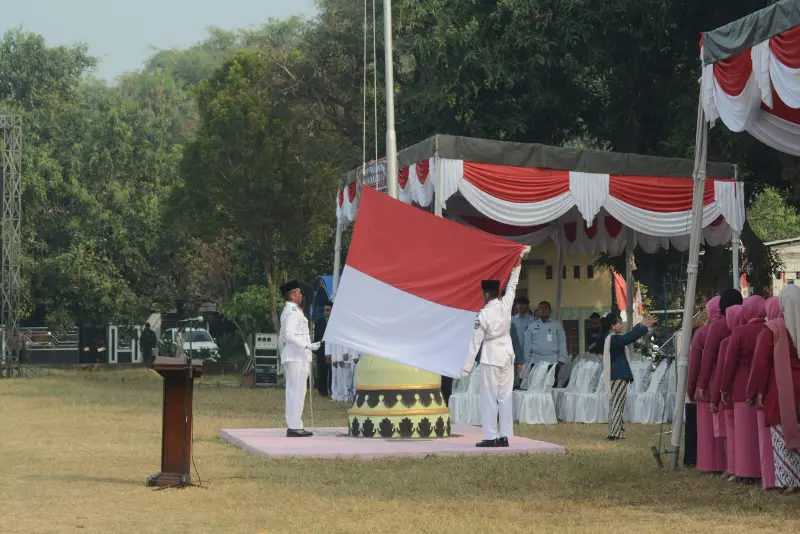 prosesi pengibaran sang merah putih di HUT RI ke-81 kecamatan bareng